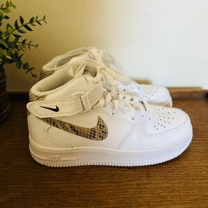 Nike Womens Air Force 1 07 Mid Shoes DD9625-101 Size 6 White Snake Swoosh